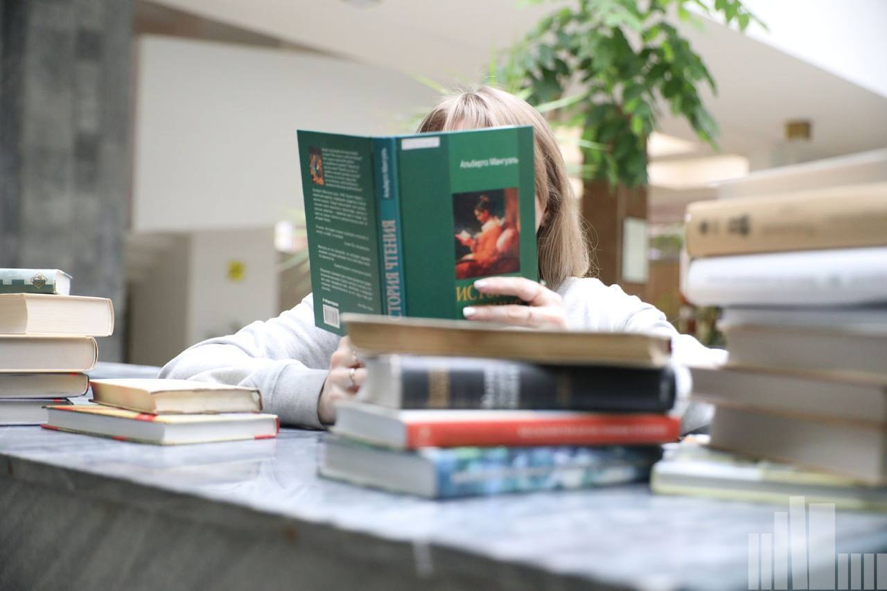 Юрий Слюсарь поздравил победителей областного конкурса «Библиотекарь года»