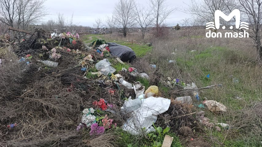 Заваленная мусором Аллея Героев на кладбище в Азове заинтересовала федеральный Следком