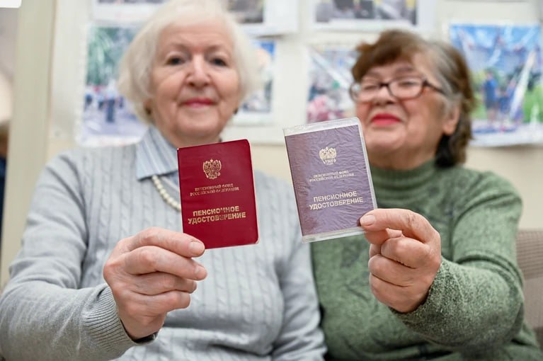 В 2026 году в России мужчины смогут выйти на пенсию в 64 года, а женщины — в 59