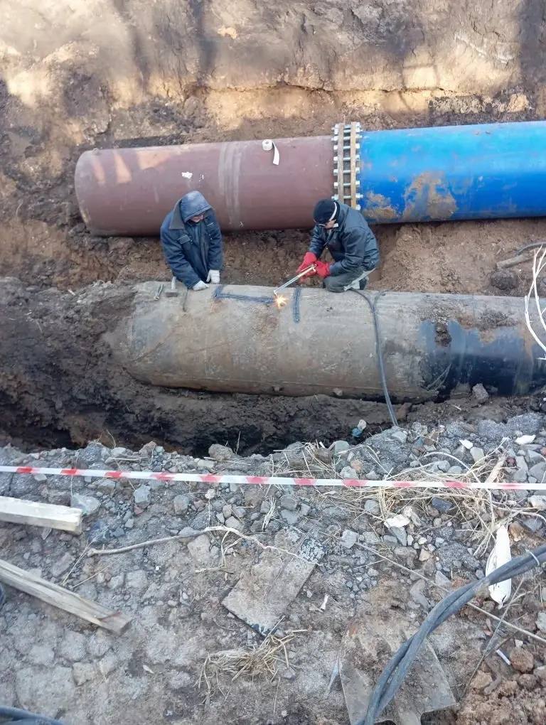 Работы по переподключению трубопровода в городе Шахты