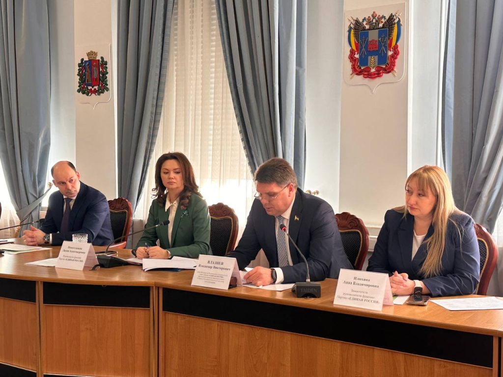 Председатель комитета Законодательного Собрания Ростовской области по местному самоуправлению Владимир Влазнев провел рабочую встречу с избранными депутатами VII созыва Ростовской-на-Дону городской Думы