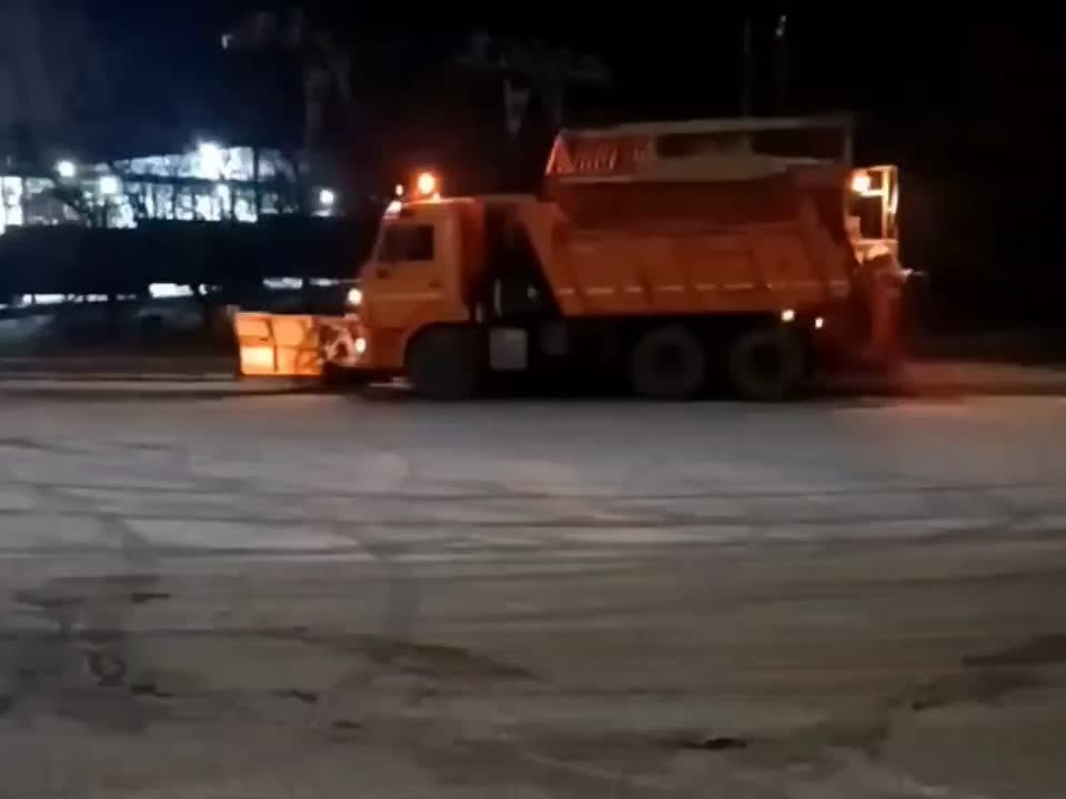 Обработка дорог города Шахты в условиях зимней непогоды