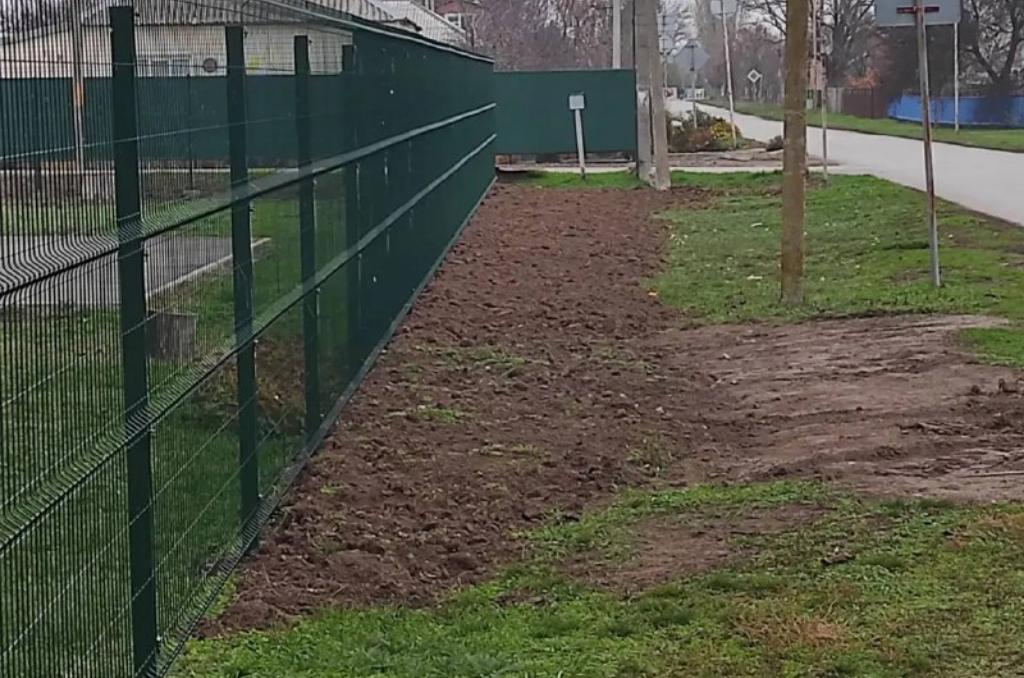 Сергей Ярошенко оказал поддержку в установке ограждения детского сада в Новобатайске