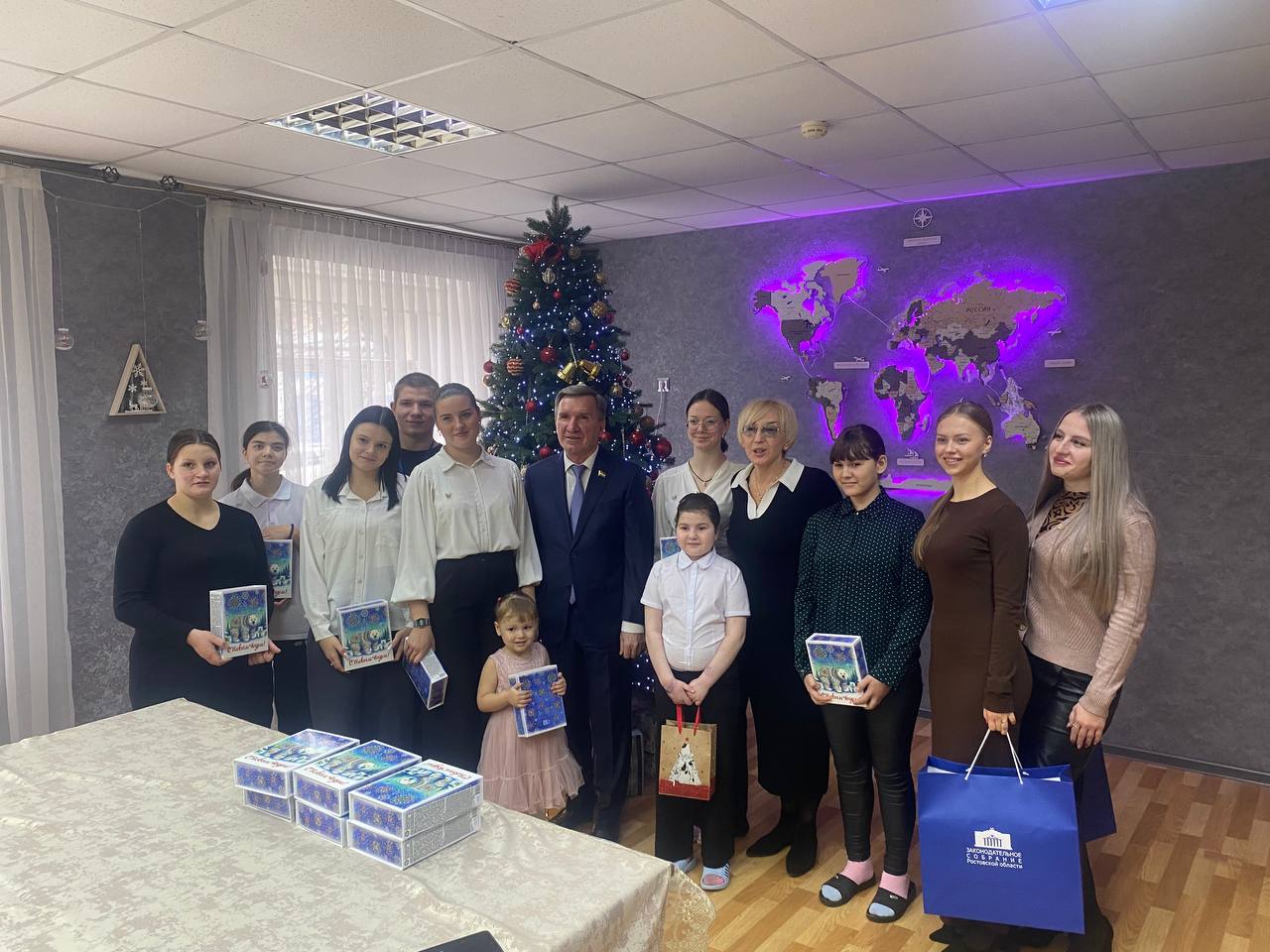 Заместитель Председателя Законодательного Собрания Ростовской области Игорь Гуськов в городе Азове навестил воспитанников центра помощи детям, оставшихся без попечения родителей