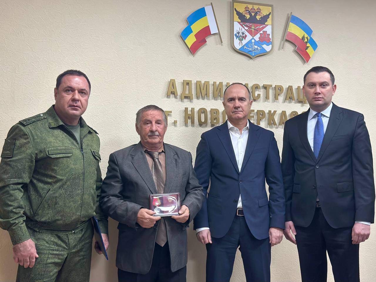 Вместе с заместителем губернатора Ростовской области Игорем Сорокиным и руководителем военного комиссариата города, полковником Олегом Волковым вручили медаль Жукова отцу нашего героя, рядового Алана Власко