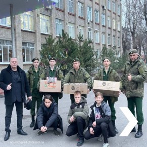 18 декабря в преддверии новогодних праздников учащиеся и педагоги школы № 25 совместно с городским советом ветеранов передали гуманитарную помощь бойцам 6-й гвардейской Казачьей Лисичанской мотострелковой бригады имени...