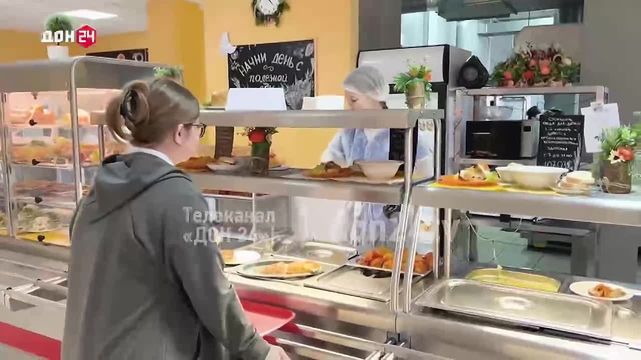 Работаем в школьной столовой: юная ведущая меняет профессию