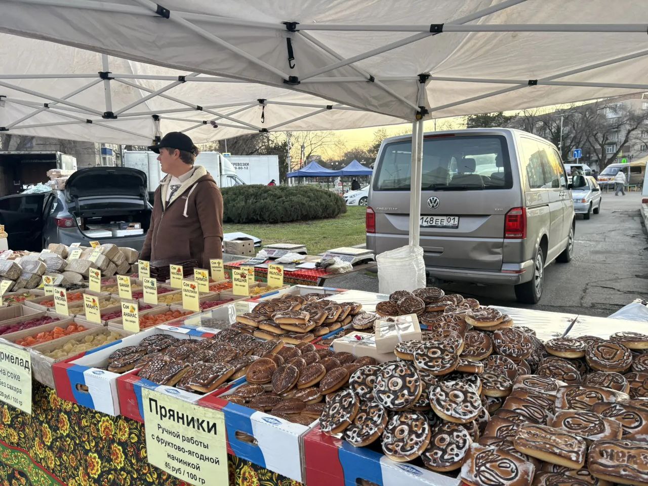 В Невинномысске предновогодняя ярмарка проходит перед ДК химиков