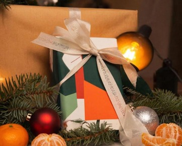 Что можно и чего лучше не дарить на Новый год-2026? При выборе подарка в этот период рекомендуется учитывать символику Лошади и избегать некоторых вещей, которые, по некоторым представлениям, не подходят