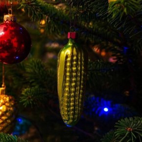 Кукуруза, дирижабль и рыбий жир — какой смысл заложен в советские елочные игрушки