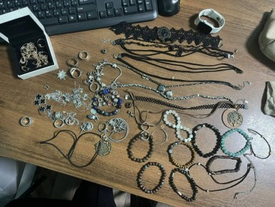 Пока хозяйка была на работе, вор вскрыл окно и украл драгоценности