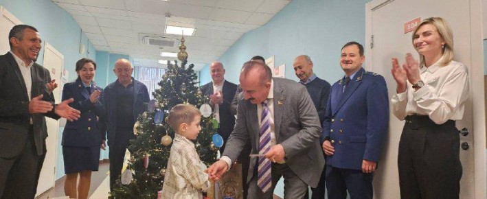 Бесарион Месхи вручил новогодний подарок 5-летнему ростовчанину