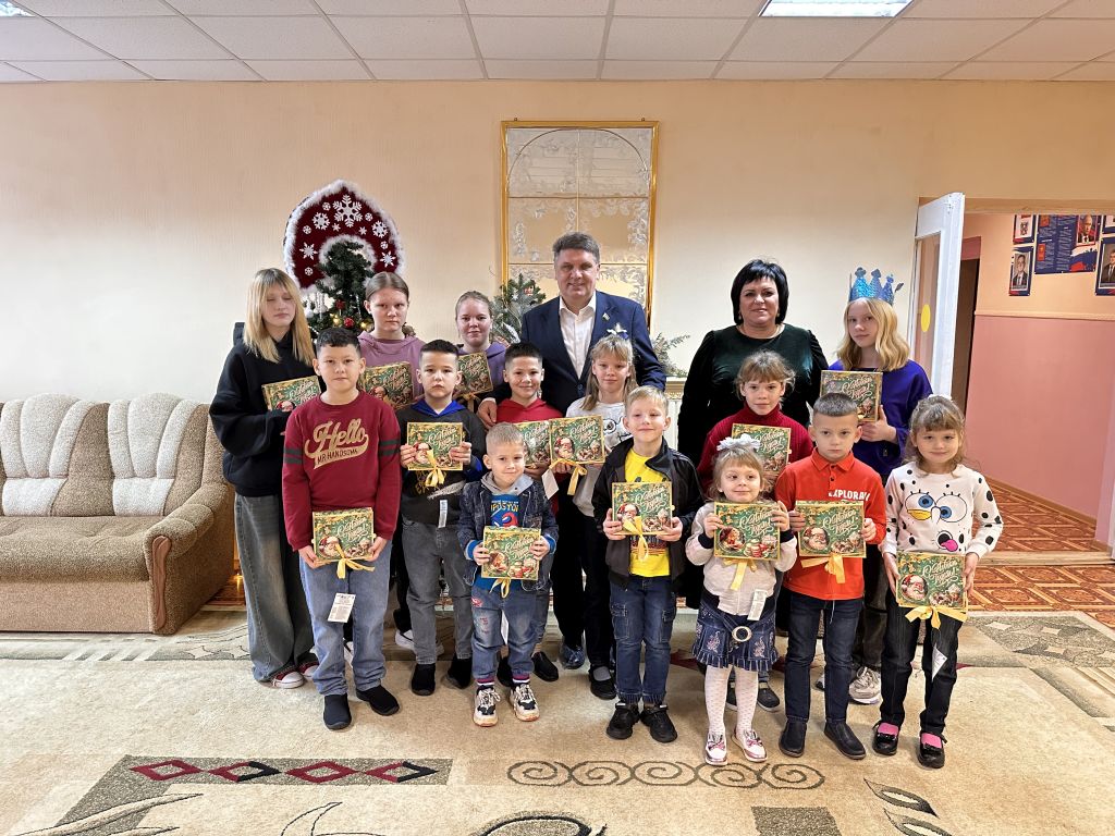 Владимир Влазнев навестил воспитанников социально-реабилитационного центра в Азовском районе