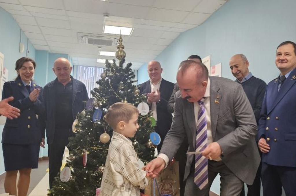 Бесарион Месхи в детской поликлинике Железнодорожного района поздравил маленьких пациентов с Новым годом