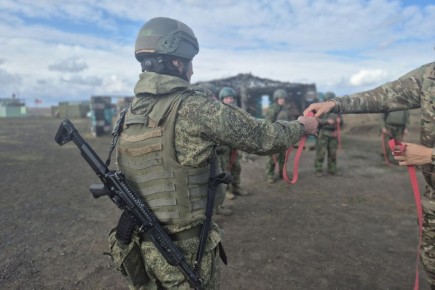 Военнослужащие, заключившие первый контракт с Минобороны России, осваивают навыки вождения багги