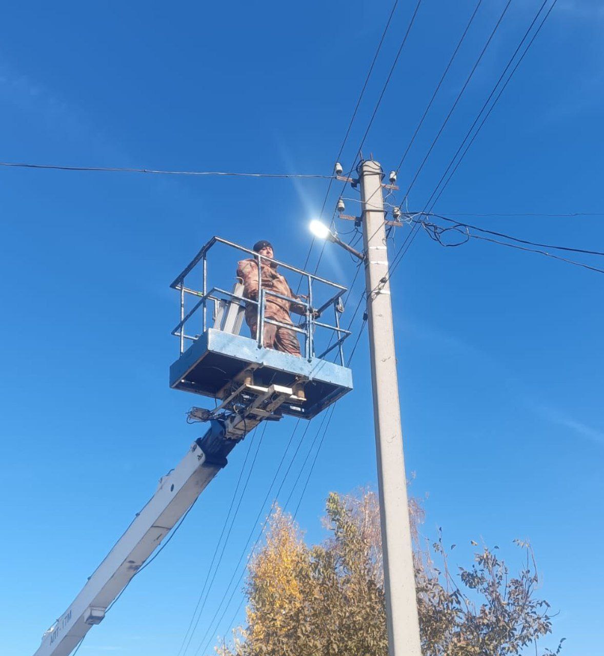 Уважаемые работники и ветераны энергетической отрасли! Примите поздравления с Вашим профессиональным праздником!