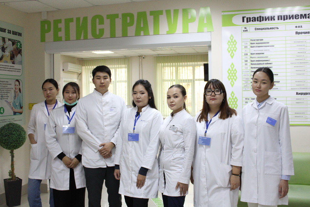 Семь молодых врачей-терапевтов целевиков пополнили штат Городской поликлиники Республики Калмыкия