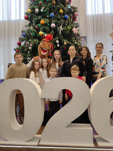 Дети сотрудников, погибших при выполнении служебных обязанностей, посетили Губернаторскую елку