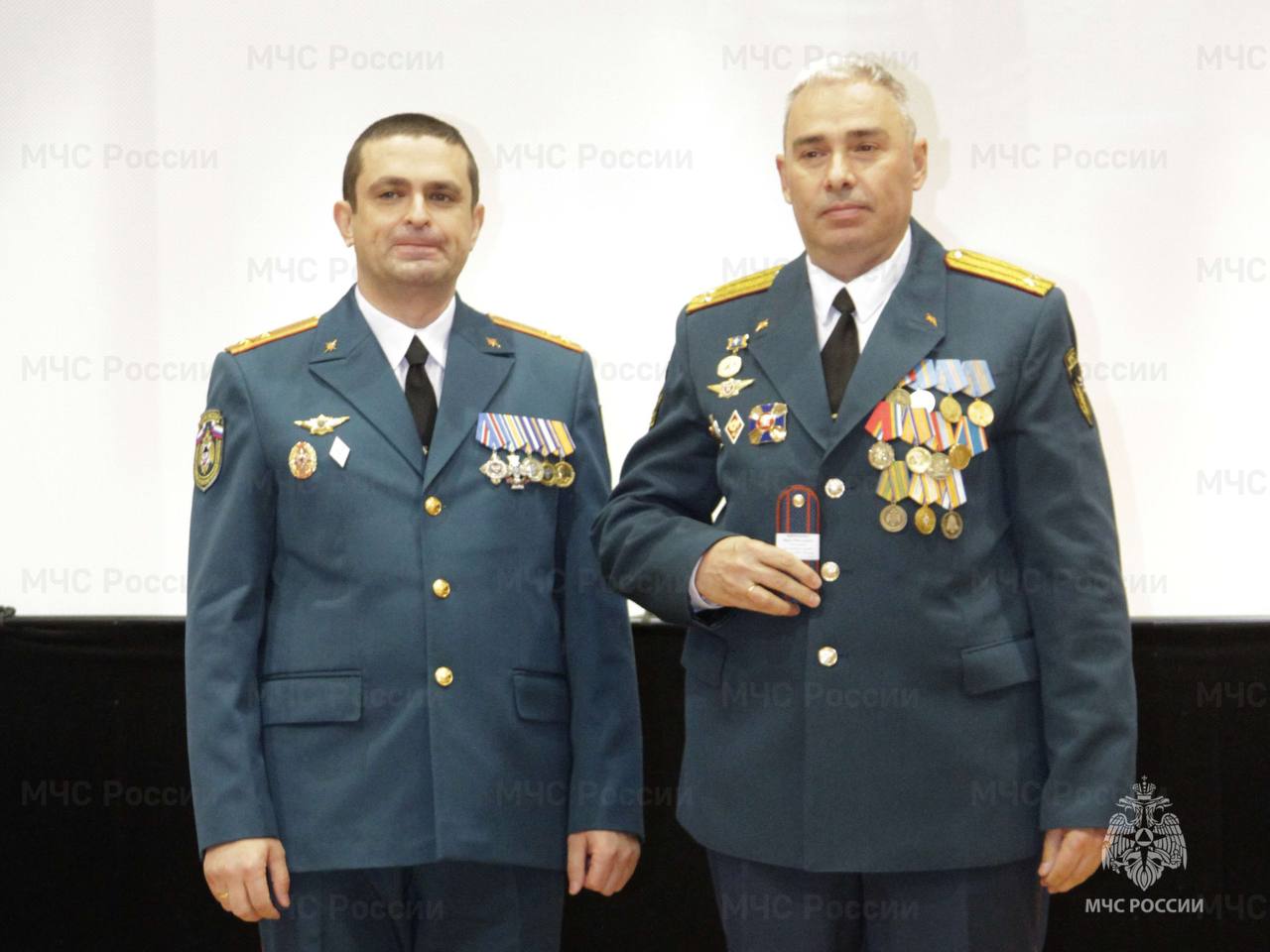 В преддверии Дня спасателя РФ отличившиеся сотрудники получили награды