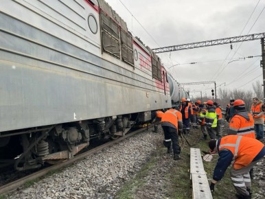 Грузовой поезд сошел с рельсов на перегоне "Кизитеринка–Проточная" в Ростовской области, сообщили в Южной транспортной прокуратуре