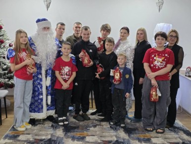 В Шахтинский центр помощи детям пожаловал Полицейский Дед Мороз