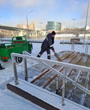 Территории парков очищают от снега и наледи