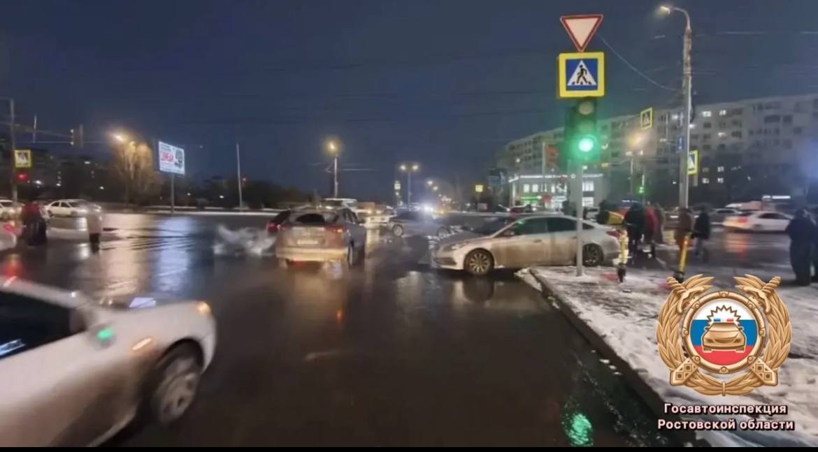 Во время аварии в Ростове автомобиль отбросило на трех школьников