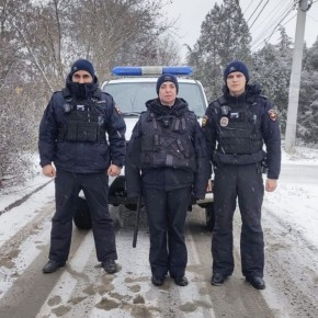 Ростовские полицейские помогли водителю, чей автомобиль застрял в грязи