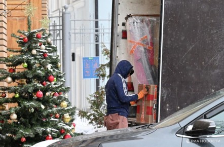 Из квартиры Долиной вывезли ростовую куклу и мультяшный портрет