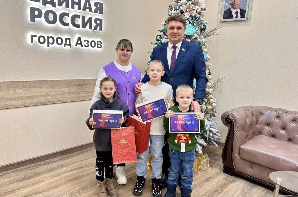 Владимир Влазнев вручил семье из Азова новогодний подарок от Председателя Законодательного Собрания Ростовской области