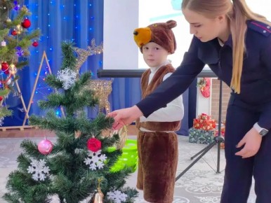 «Праздник правил и улыбок»: малышам о безопасных дорогах рассказали таганрогские полицейские