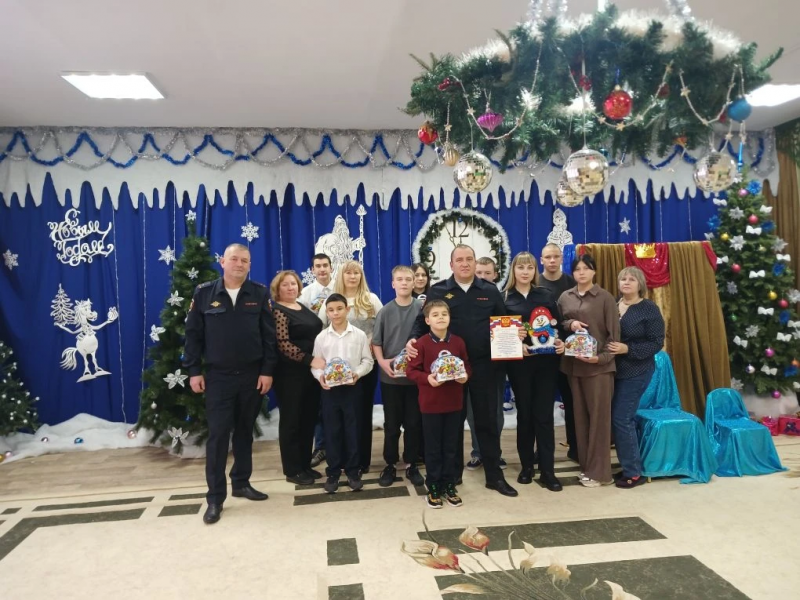 Полицейские Донецка поздравили воспитанников Донецкого центра помощи детям с наступающим Новым годом