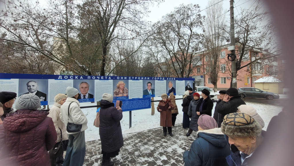 В Азове открыли Доску почета строителей города