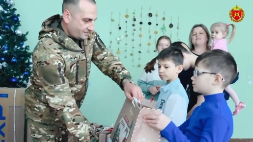 В преддверии Нового Года военнослужащие 71-го гвардейского мотострелкового полка посетили детские дома города Ростов-на-Дону и поздравили детей с наступающим праздником