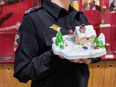 Ребята из областного центра помощи детям сделали подарок донским полицейским