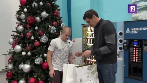 Министр сельского хозяйства России Оксана Лут и министр спорта, председатель Олимпийского комитета РФ Михаил Дегтярев исполнили желания детей в рамках благотворительной акции "Елка желаний"