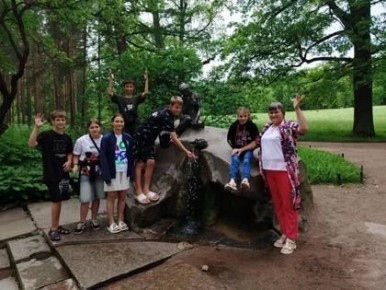 Слабослышащая женщина удочерила глухую девочку, которую бросила пьяница-мать