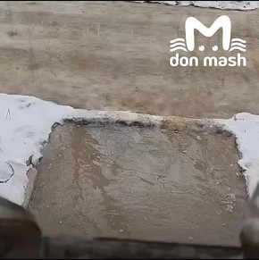 "Залило так, что войти невозможно . Полностью подъезд в воде"