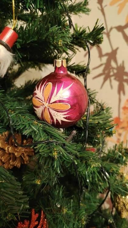 Уже 30 лет ростовчанка Елена Евсеева создаёт семейную летопись, покупая перед каждым Новым годом всего одну ёлочную игрушку — символ наступающего года по восточному календарю