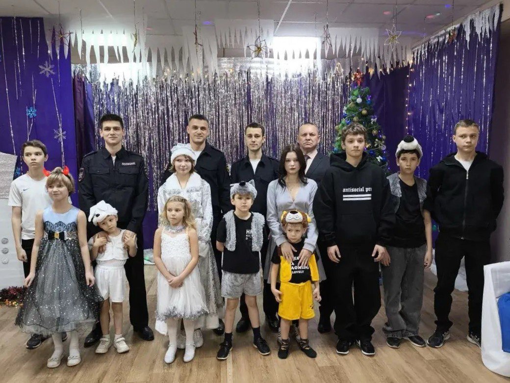 В преддверии Нового года сотрудники Лиховского линейного отдела МВД России на транспорте посетили «Социально-реабилитационный центр для несовершеннолетних г. Каменск-Шахтинского»