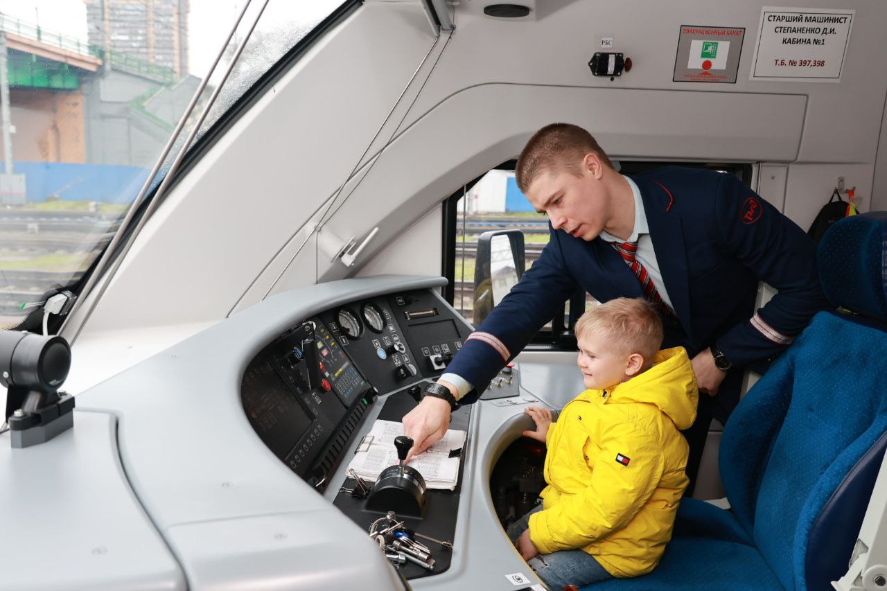Сотрудники СКЖД помогли исполнить мечту ребёнка побывать в кабине электропоезда
