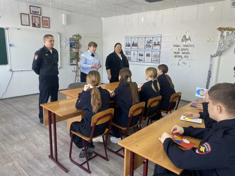 Полицейские Веселовского района совместно с Общественным советом пришли в гости к «полицейскому классу»