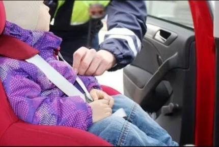 В два раза выросли штрафы за нарушение правил при перевозке детей в машине