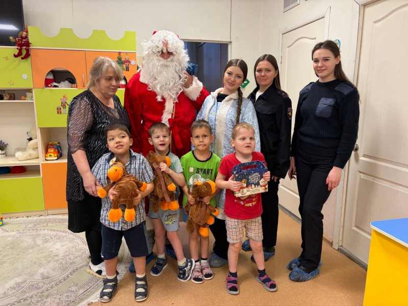 В Ростове-на-Дону полицейские поздравили воспитанников центра помощи детям в рамках акции «Полицейский Дед Мороз»