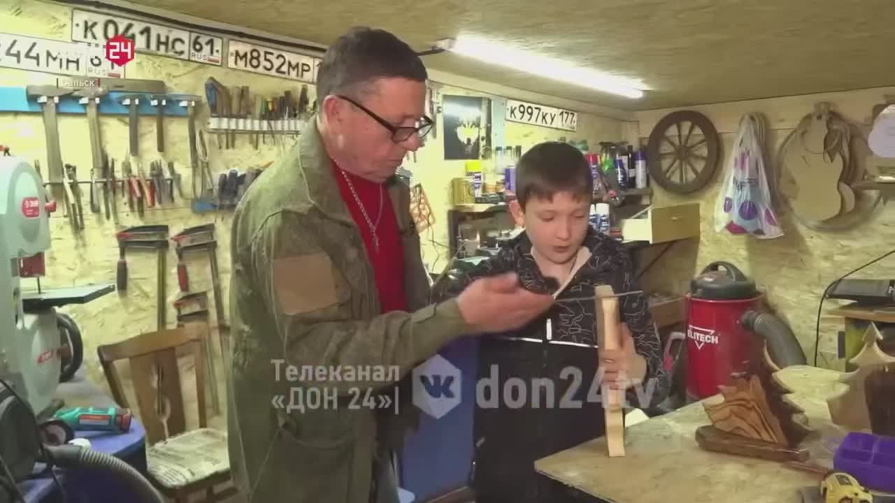 Дедушка и внук создают посуду и фигуры из дерева, которые «расходятся» по всему миру