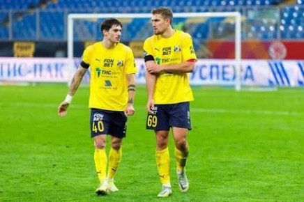 Футболисты ФК «Ростов» возобновили тренировки после новогодних каникул и отправились на традиционные сборы в ОАЭ, которые продлятся с 11 января по 22 февраля