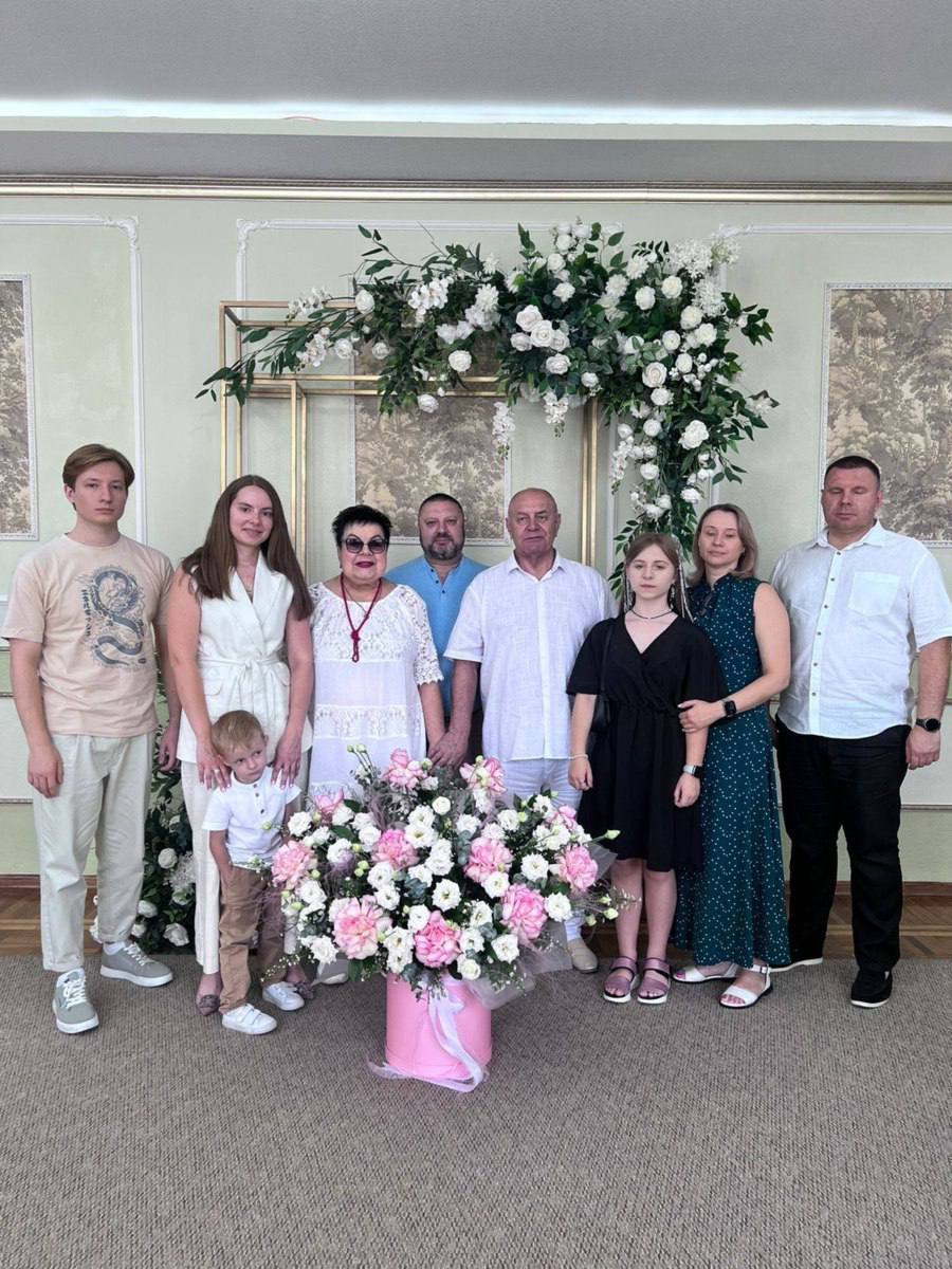 «Во благо семьи и общества» и «За любовь и верность»: как представить семью к награде