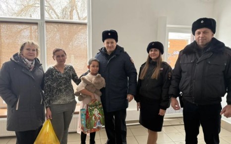 Полицейские Усть-Донецка исполнили новогоднее желание ученицы 4 класса