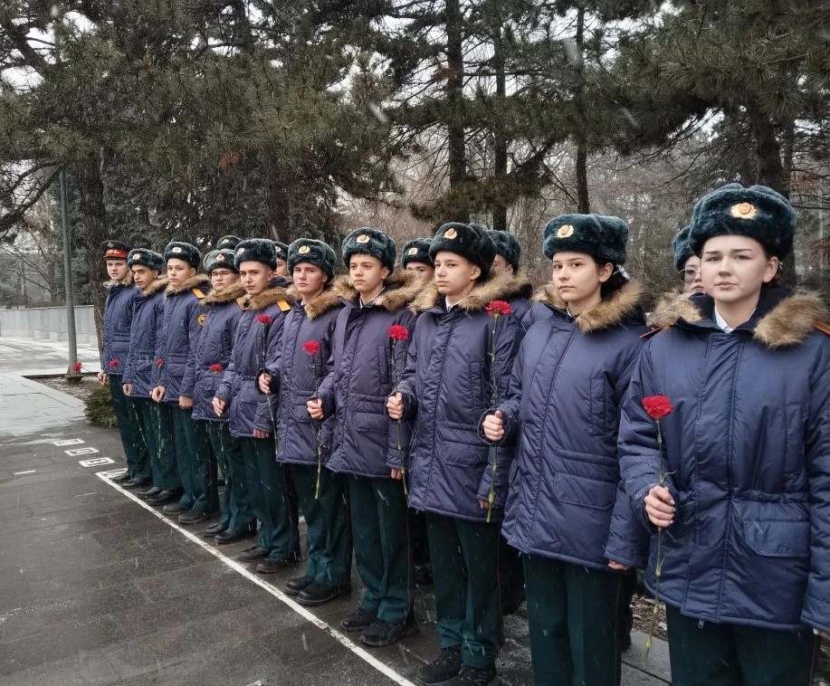 Школьники города несут Вахту Памяти в сквере им. Фрунзе