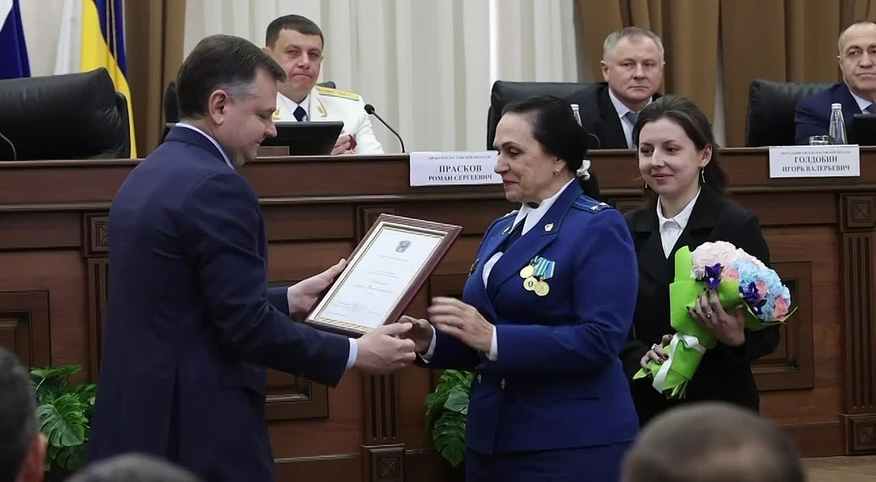 Юрий Слюсарь: Уважаемые сотрудники и ветераны прокуратуры Ростовской области, поздравляю вас с профессиональным праздником!